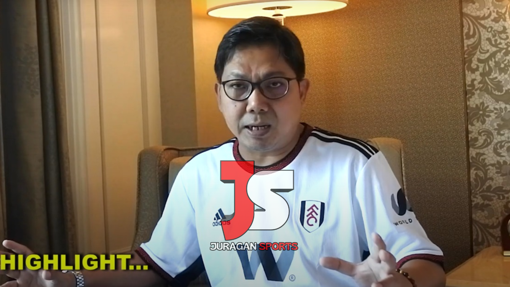 Pengamat sepak bola Tommy Welly atau Bung Towel. (Foto/YouTube Gocek Bung Towel).
